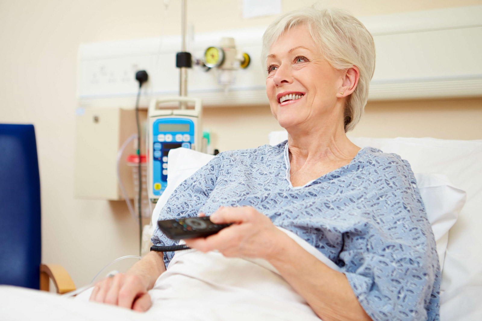 paziente donna anziana che utilizza il telecomando della tv