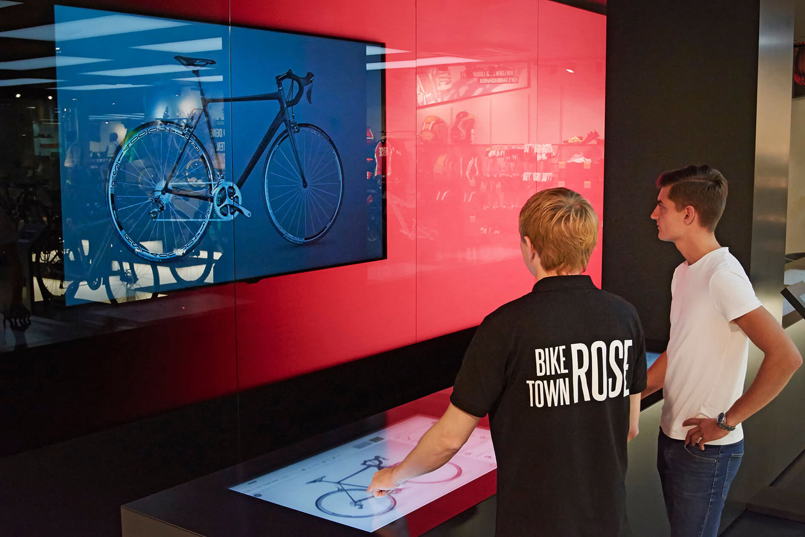  la segnaletica digitale è il fulcro tecnologico che veicola e arricchisce la customer experience in tempo reale