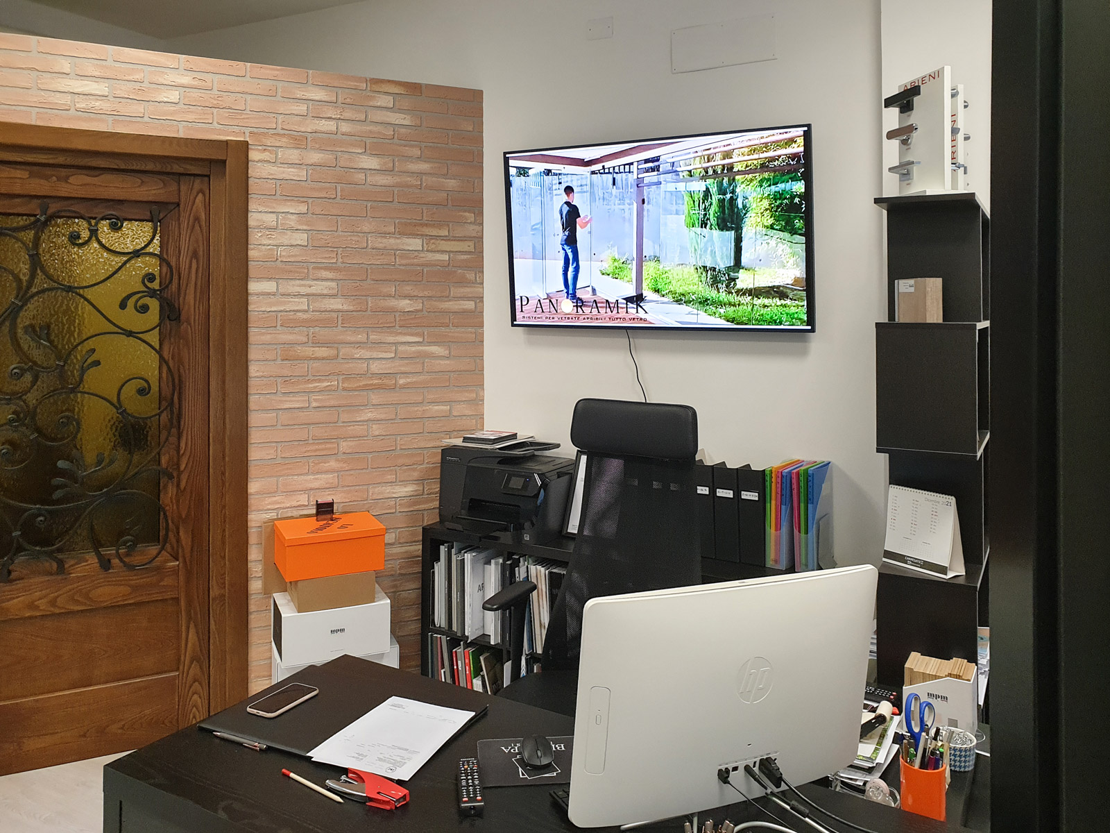 Monitor display signage samsung all'interno di un ufficio