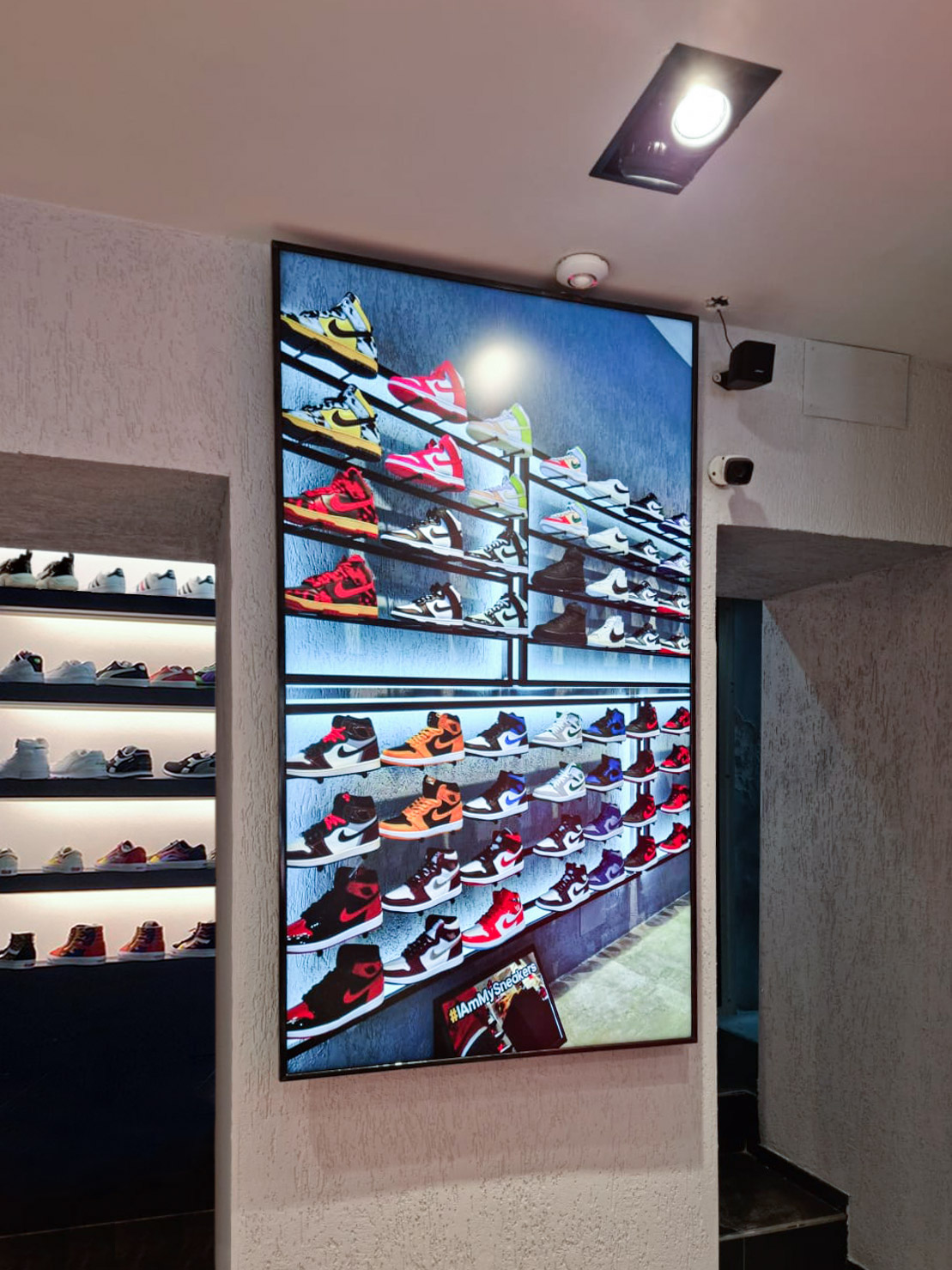 Monitor luminoso display smart signage di Samsung all'interno di un negozio di scarpe sportive