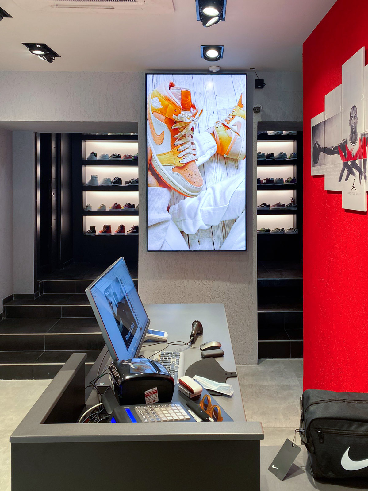 Monitor luminoso display smart signage di Samsung all'interno di un negozio di scarpe sportive