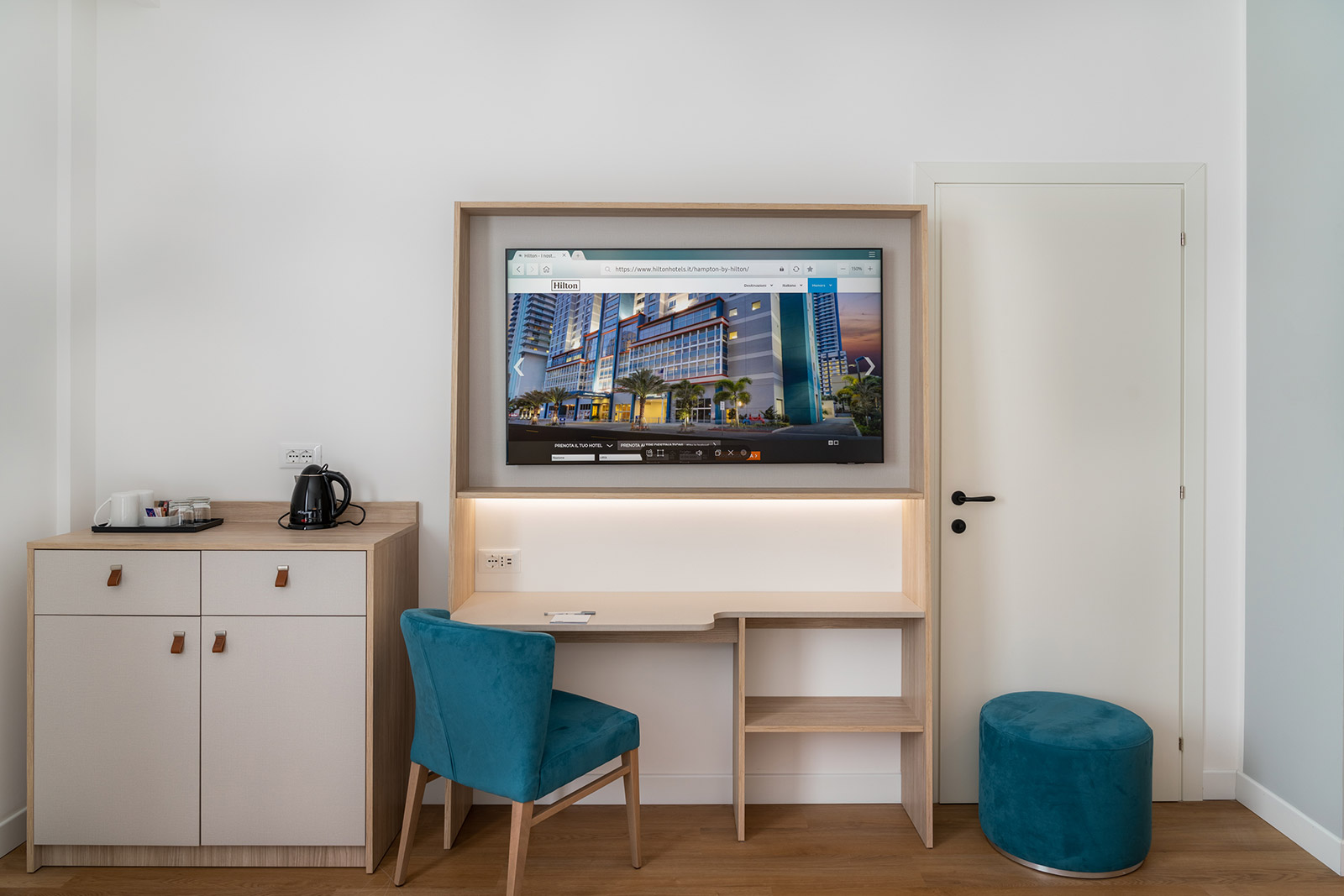Hospitality TV installa a parente in una camera dell'hotel Hilton