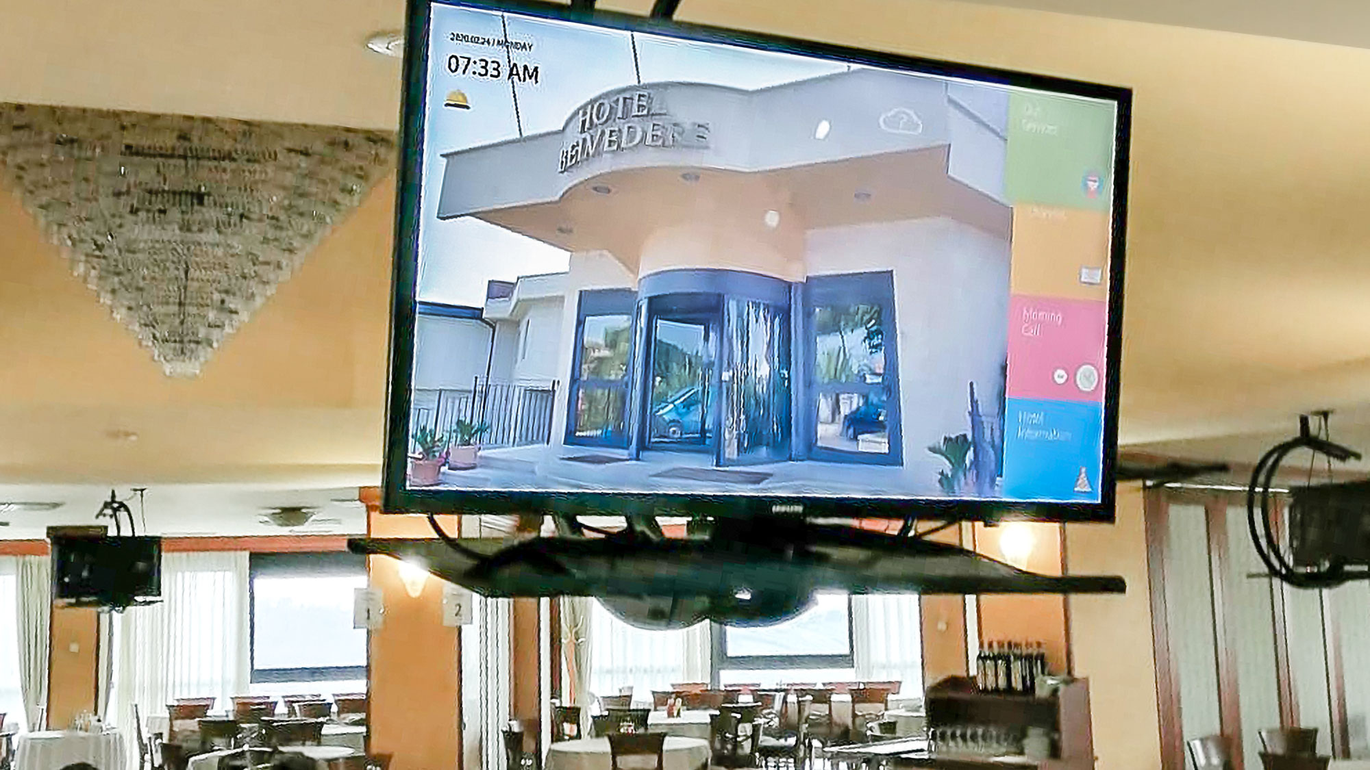 Samsung hotel tv installato a soffitto nella sala ristorante