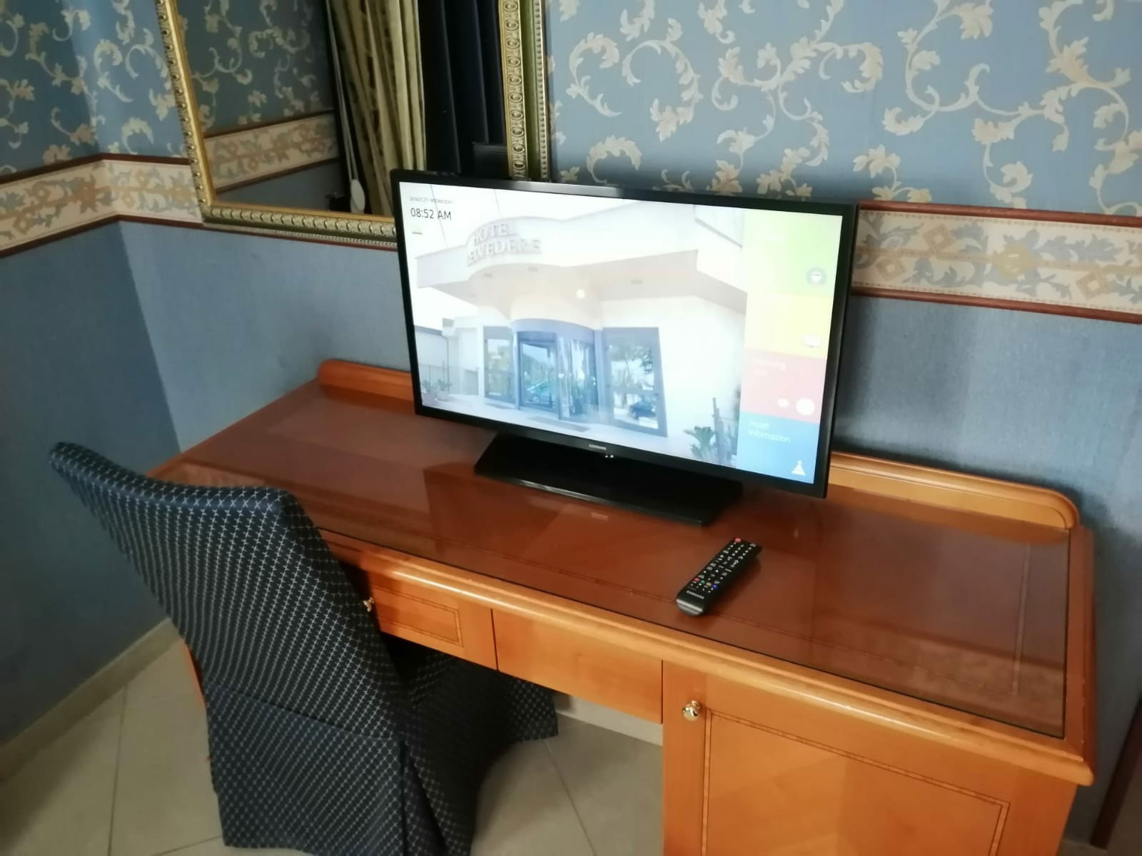 Samsung hotel tv sulla scrivania della camera