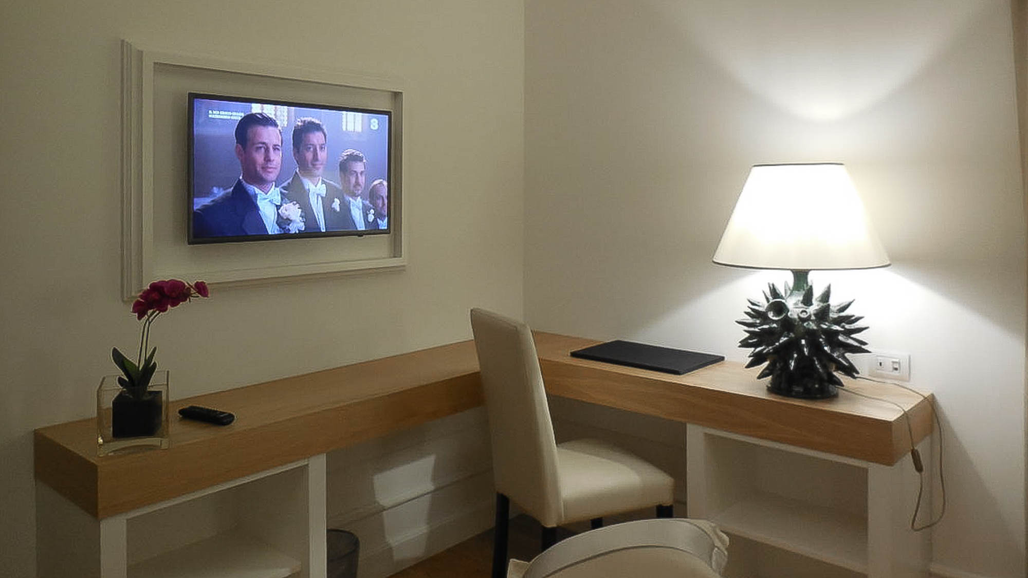 Hotel TV Samsung installato a nell'arredamento della camera