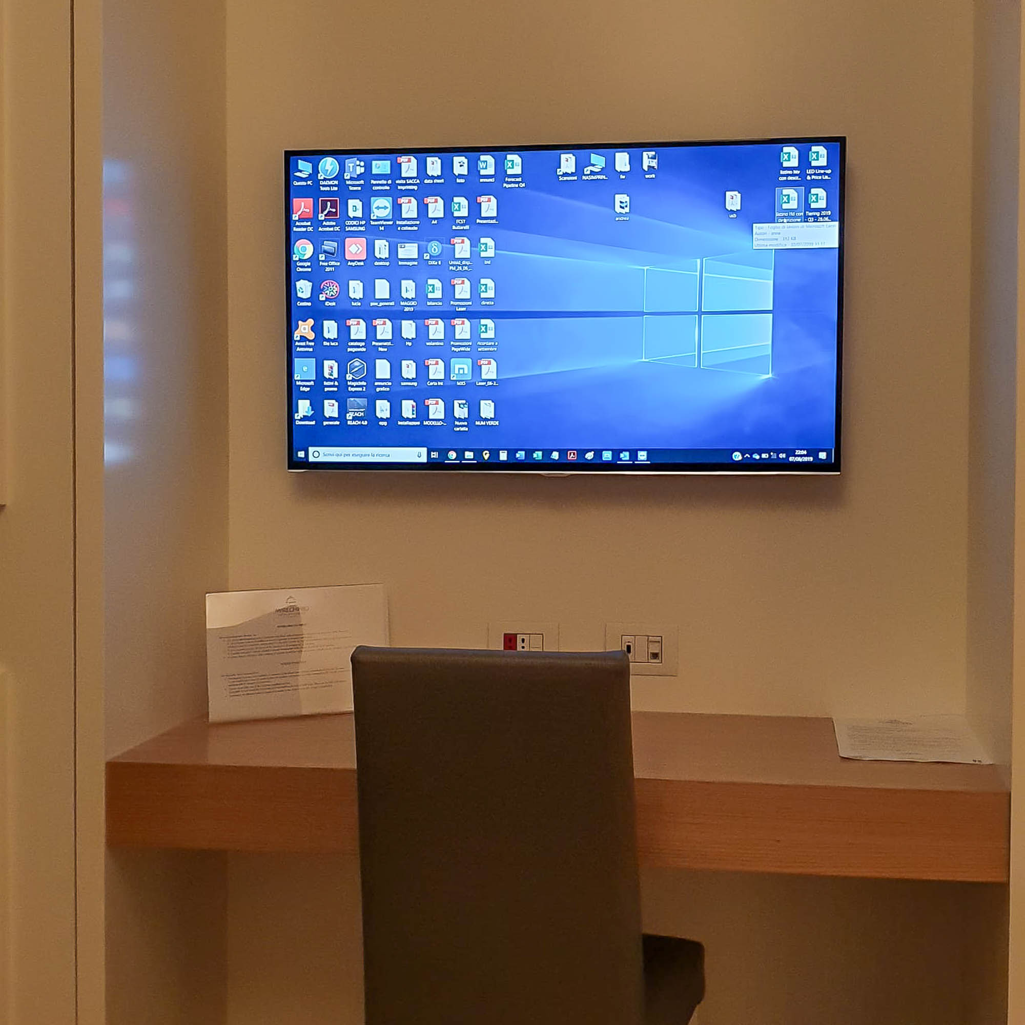Hotel TV Samsung installato a nell'arredamento della camera
