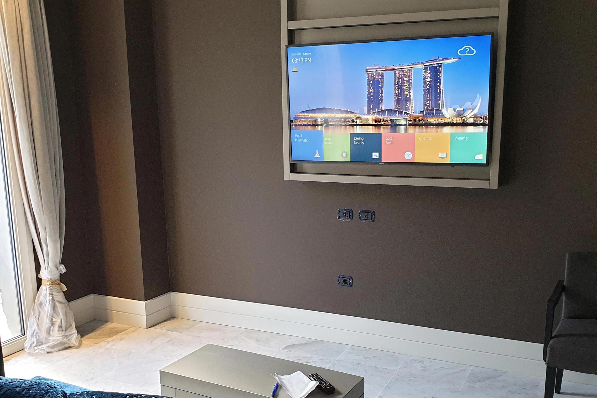 Samsung Hotel TV installato a parete con cornice in tinta con l'arredamento