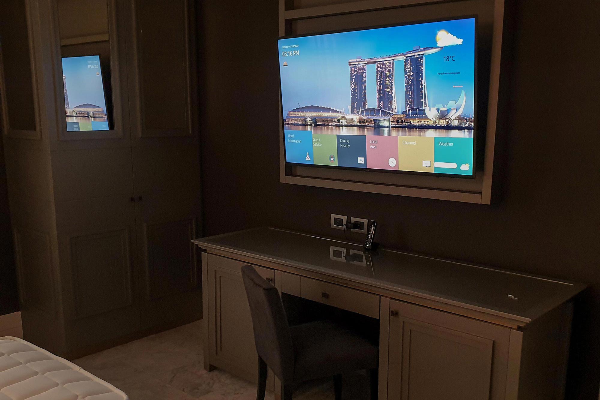 Samsung Hotel TV installato a parete con cornice in tinta con l'arredamento