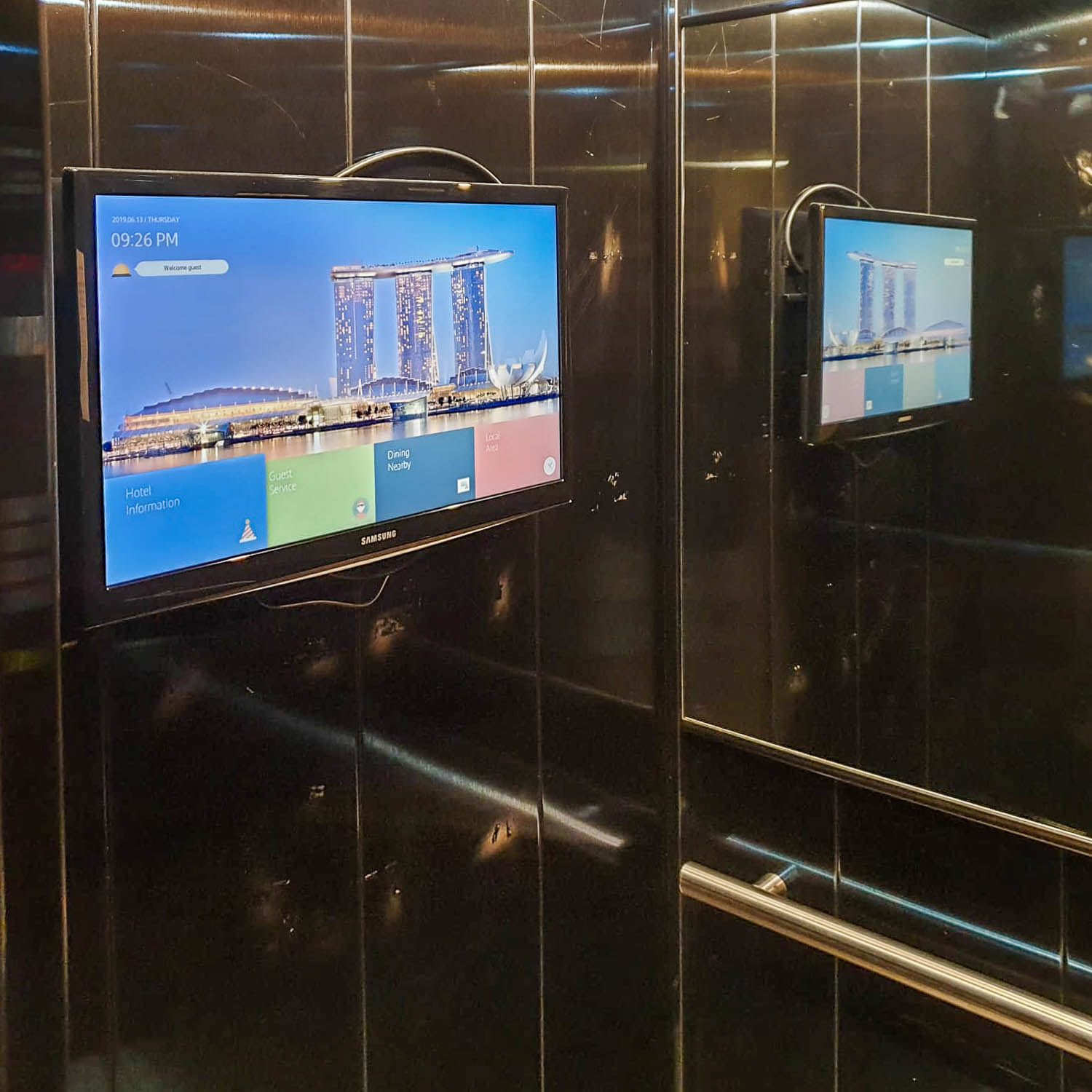 Hotel TV Samsung installato nell'ascensore del resort