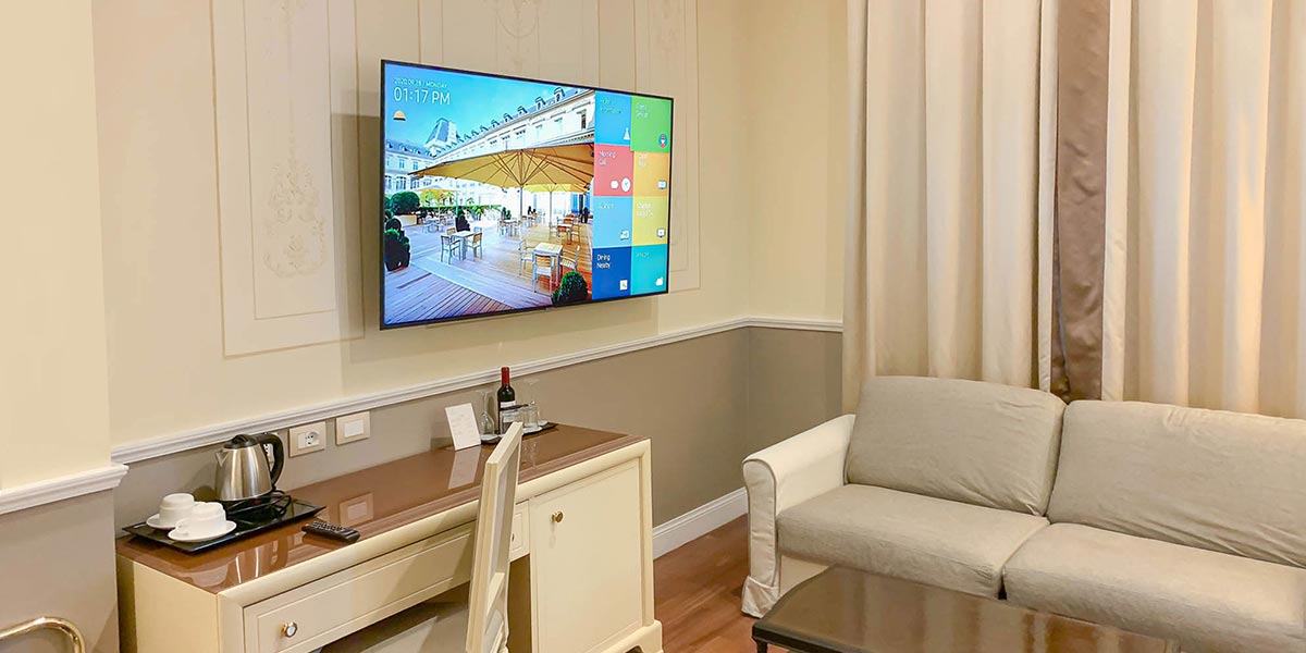 Hotel TV Smart Samsung installato a parete nella suite dell'albergo