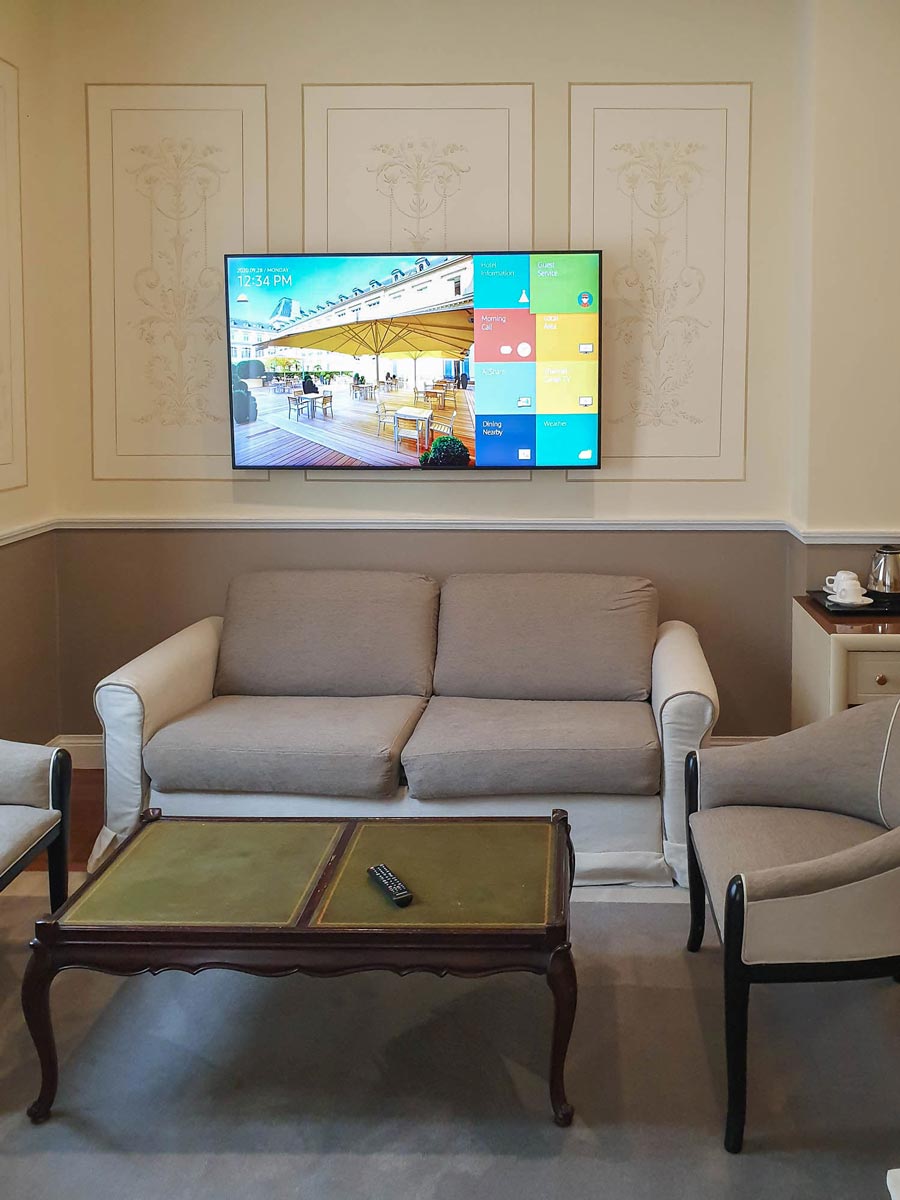 Samsung Hotel TV installato a parete con staffa regolabile in camera Ritz Roma
