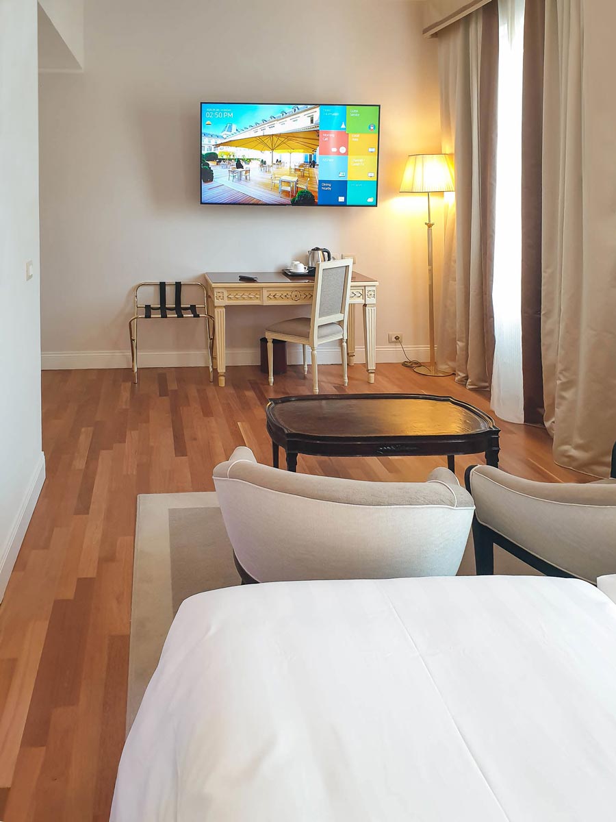 Samsung Hotel TV installato a parete con staffa regolabile in camera Ritz Roma