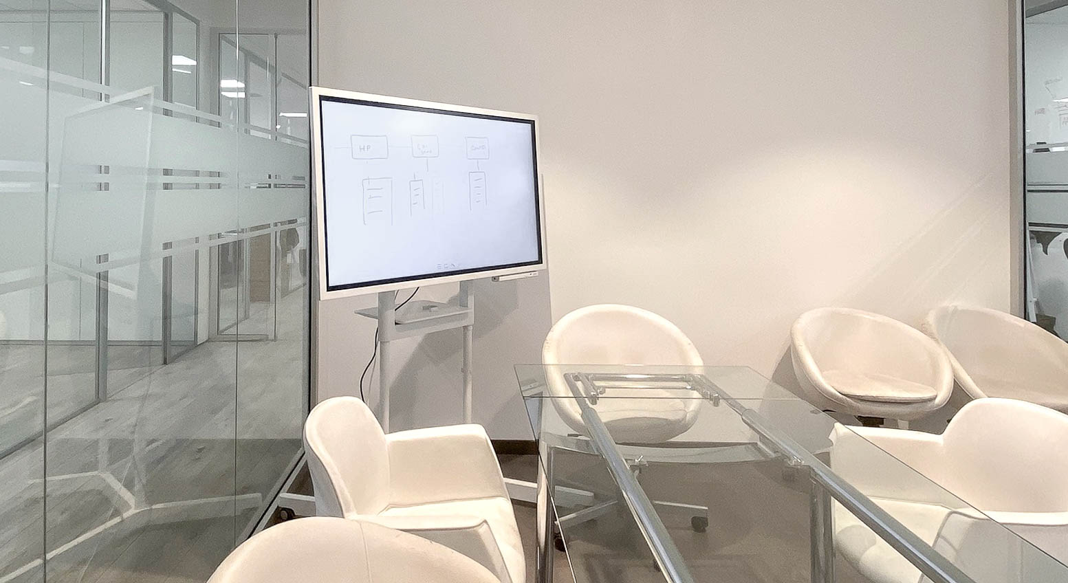 Lavagna interattiva IWB Samsung Flip da 55 pollici su stand mobile e orientabile posizionata in una sala riunioni