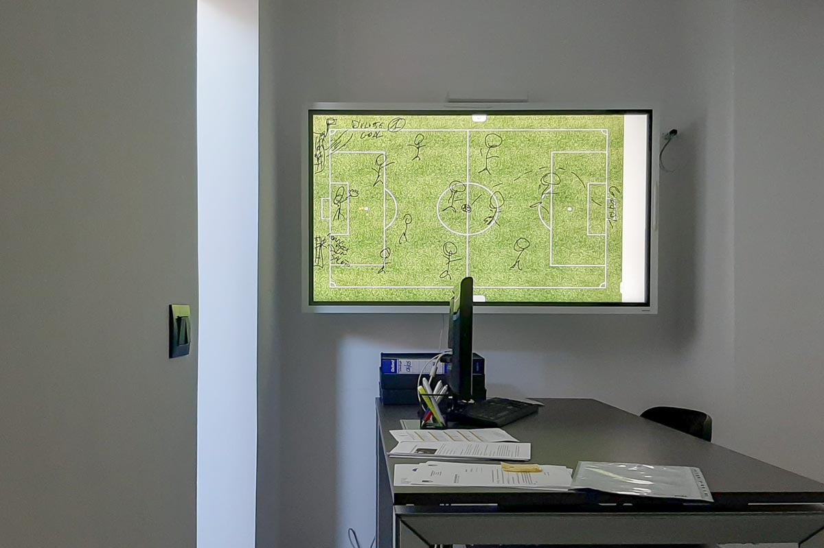 Samsung Flip 2 lavagna interattiva digitale a parete in scuola calcio