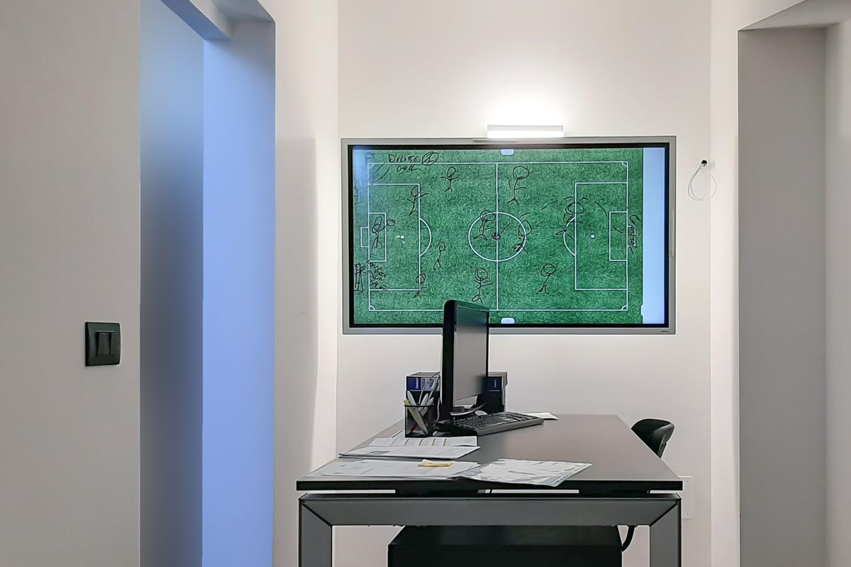 Samsung Flip 2 lavagna interattiva digitale a parete in scuola calcio