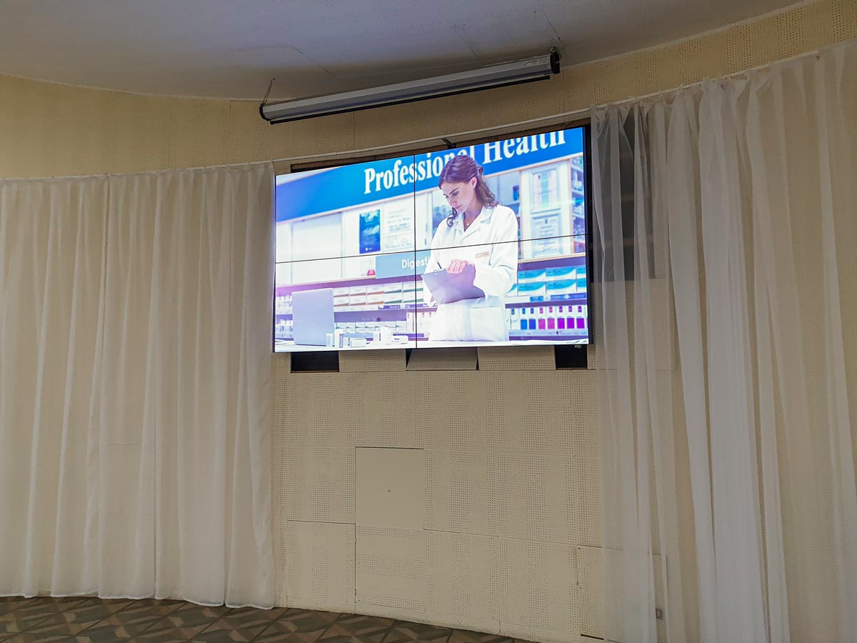Samsung Videowall 2x2 nella sala conferenze del Centro Giovanni XXIII di Frascati 