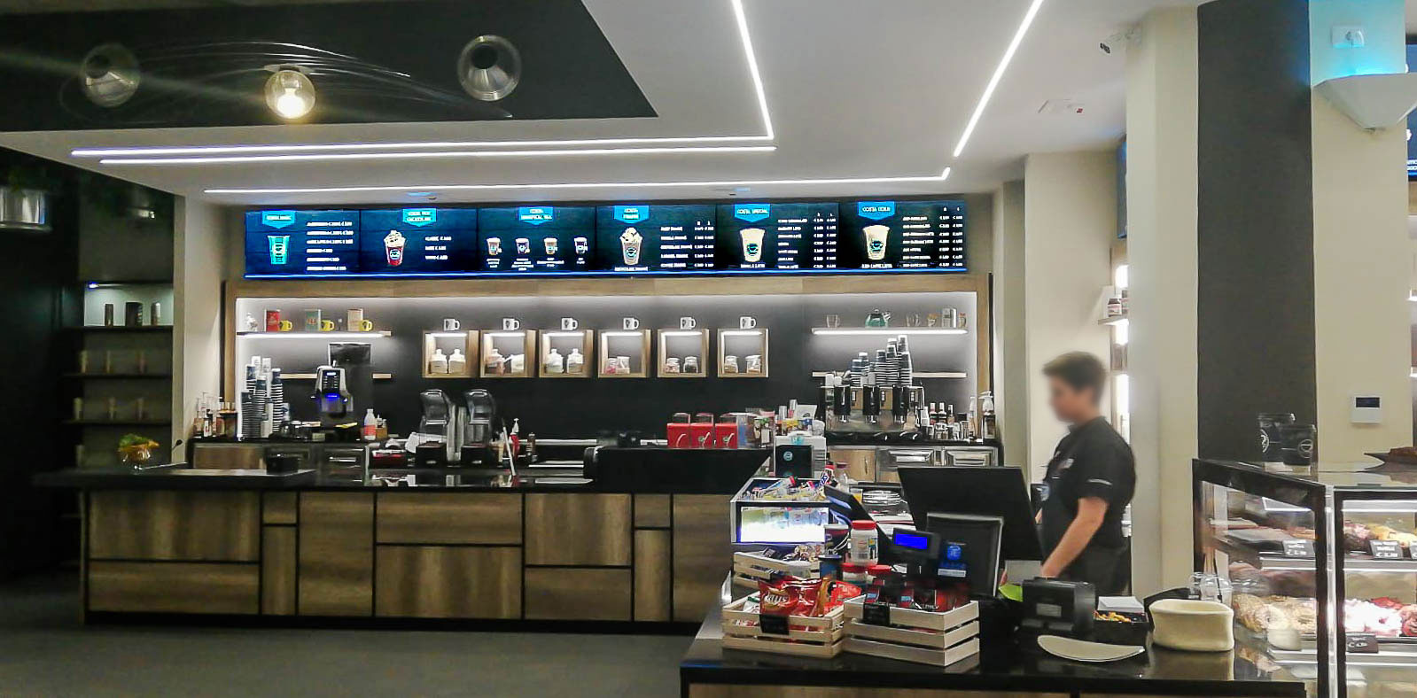 Videowall Samsung Smart Signage con menu prodotti installati a parete all'interno del bar caffetteria