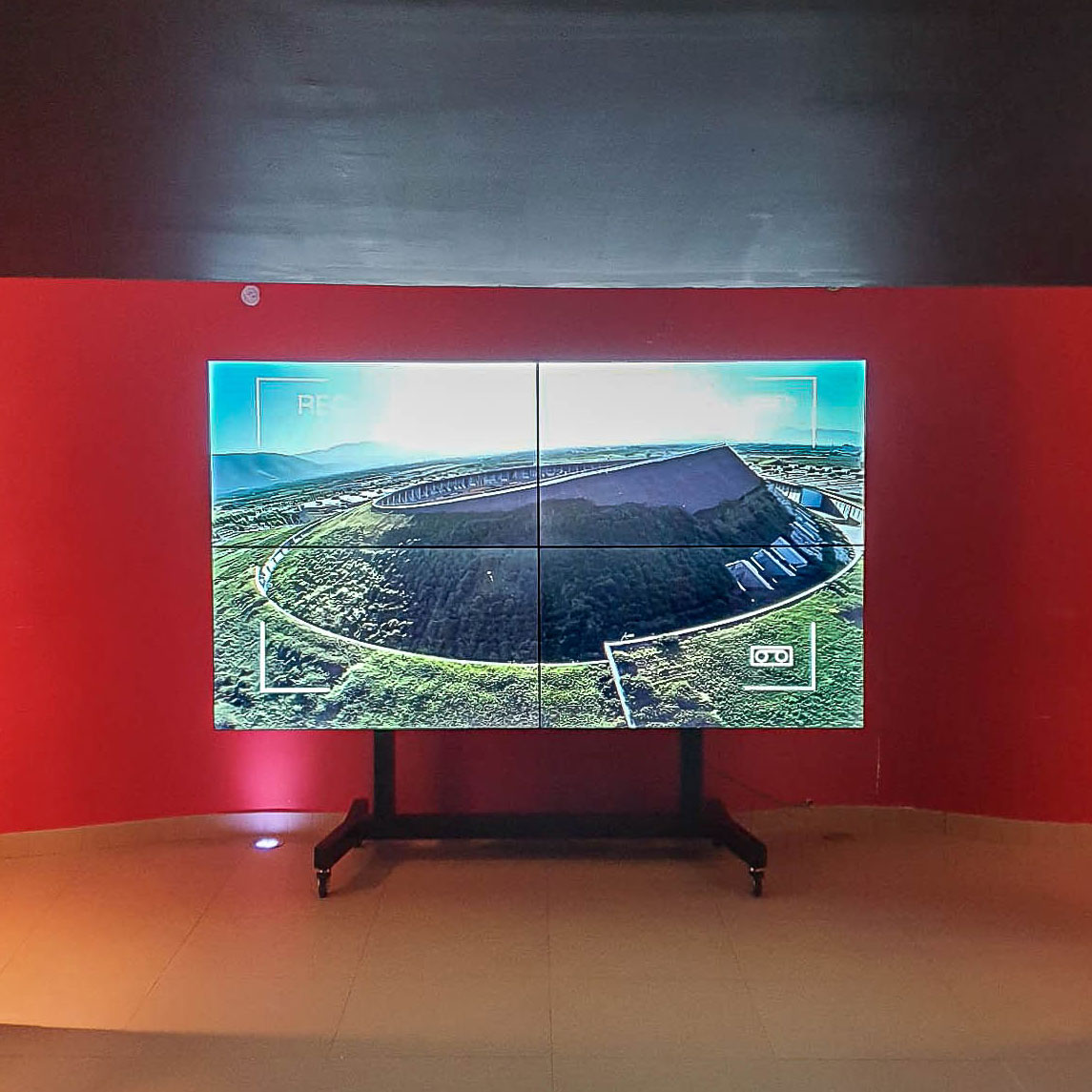 Video wall Samsung da 110 pollici realizzato con 4 display ad alta luminosità installato all'ingresso del centro benessere dell'hotel