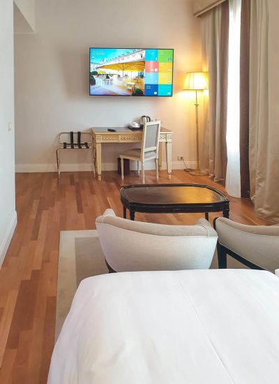 Samsung Hotel TV installato a parete con staffa regolabile in camera Ritz Roma