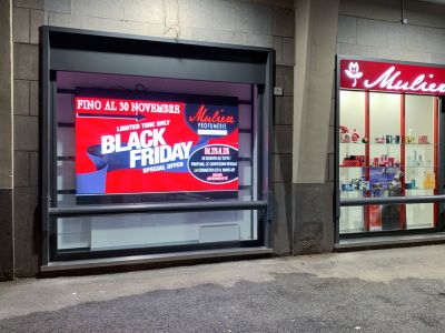 Ledwall Samsung nella vetrina della profumeria Muliere