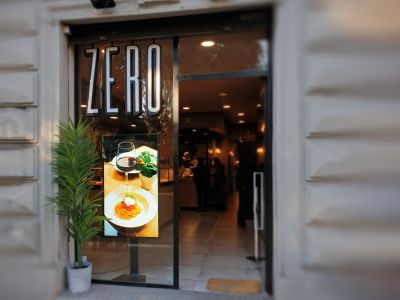 monitor display digital signage samsung in vetrina pizzeria
