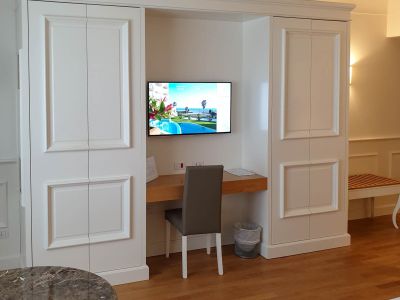 Samsung Hotel TV installato a parete nella camera dell'albergo