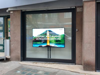 display smart signage professionale da 75" nella vetrina di una farmacia