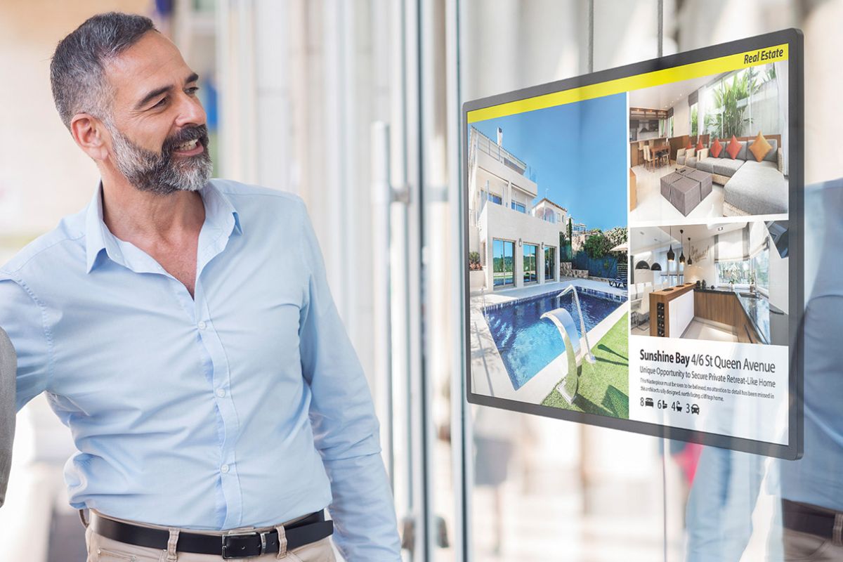 display da vetrina agenzia immobiliare
