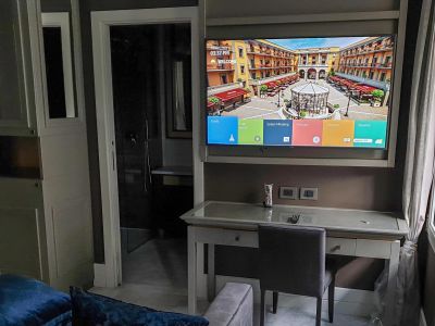 Samsung hotel tv installato a parete sulla scrivania della camera d'albergo