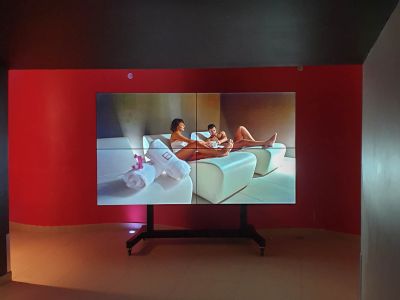 Video wall Samsung da 110 pollici realizzato con 4 display ad alta luminosità installato all'ingresso del centro benessere dell'hotel