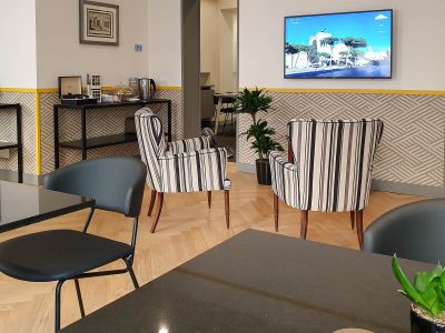 Hotel TV Samsung installato a parete nel salotto dell'albergo
