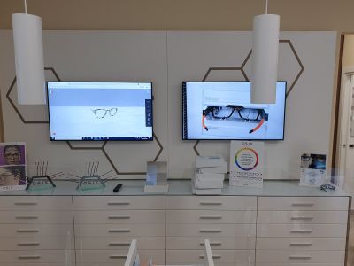 Schermi smart signage per negozi all'interno di un centro ottico