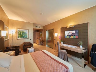 Hotel tv installato a parete nella suite dell'albergo